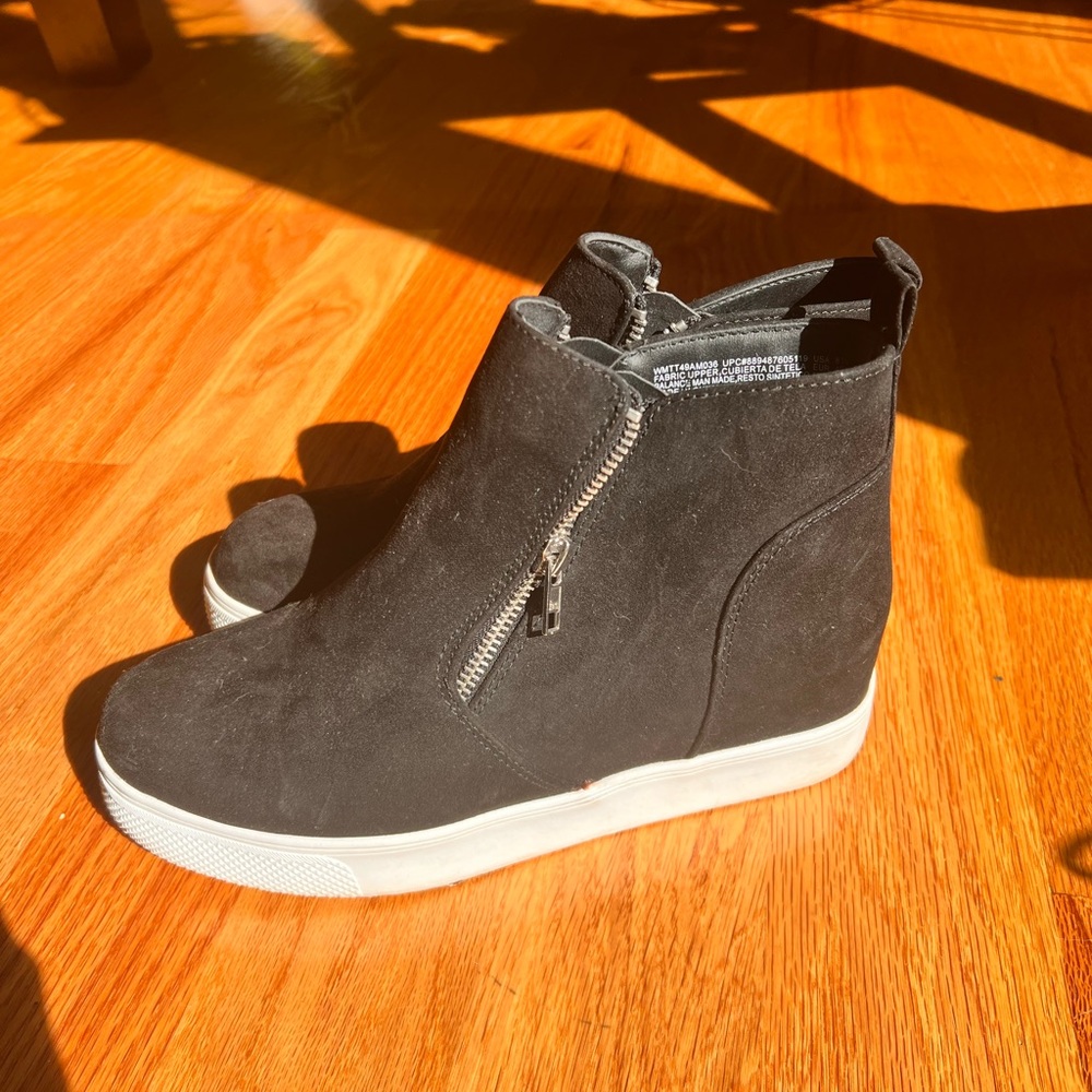 Wedge sneaker